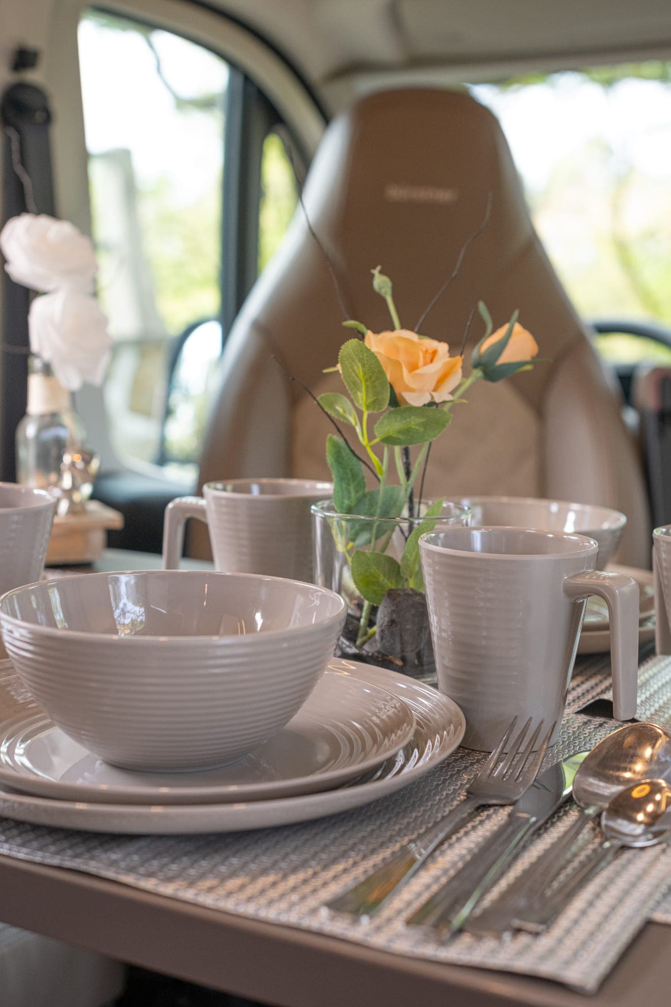 Mesa posta com flores frescas, virada para a cabine